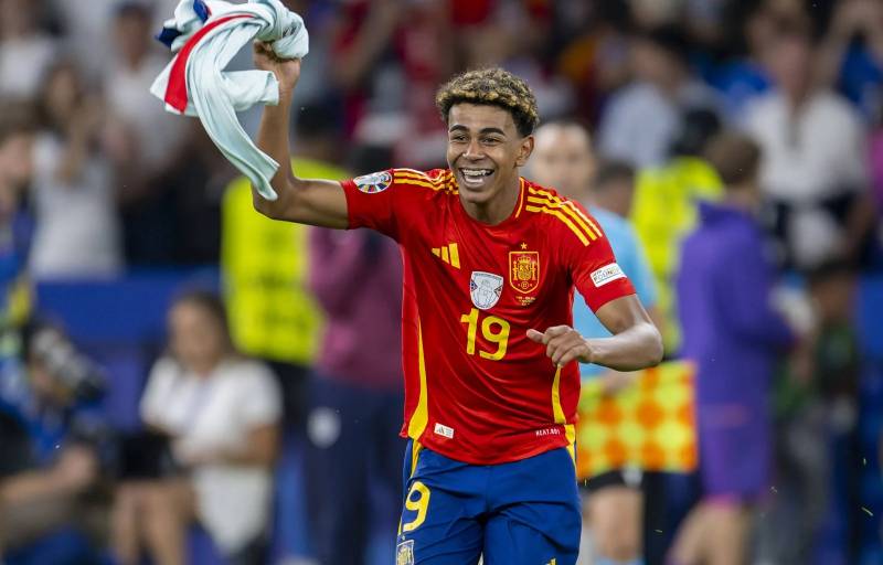 Cầu Thủ Yamal - Viên Ngọc Thô Đang Tỏa Sáng Của Barcelona 4 Sự nghiệp quốc tế và lựa chọn màu áo